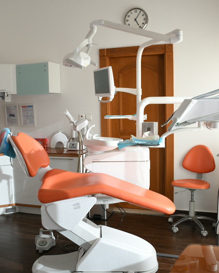 Gabinet dental buit, amb la cadira i l’equip